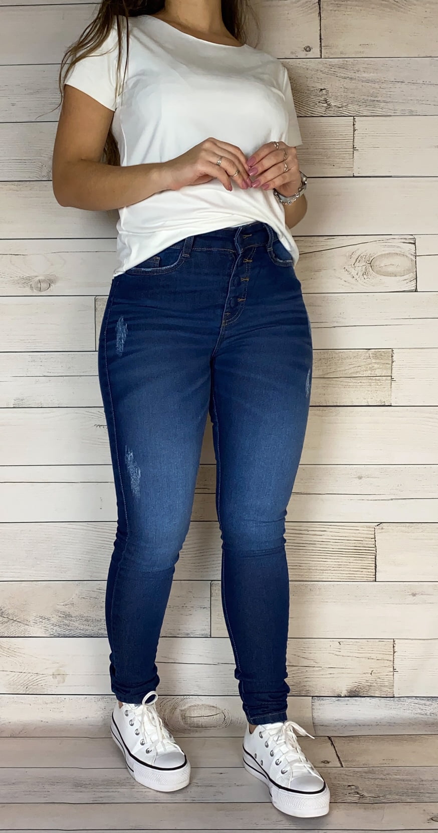 calça jeans com botões na frente